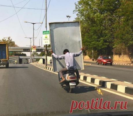 20+ Людей, Чьи Идеи Выходят За Рамки Безумия
Австралийского водителя иногда видели за рулем, несмотря на то, что у его машины отсутствует переднее колесо. На одном из видео видно, как он спокойно едет по оживленной городской дороге, не обращая внимания на ужасные звуки, которые издает машина, царапая асфальт. То, как люди ведут себя в общественных местах, иногда может шокировать нас и заставить задуматься, […]
Читай дальше на сайте. Жми подробнее ➡