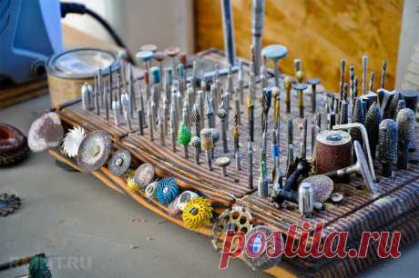 Дремель и гравёр: насадки и оснастка для домашней мастерской Ручные бормашины, которые чаще называют гравёры или дремели, позволяют выполнять внушительный спектр операций по обработке материалов разного рода. Однако полноценно реализовать потенциал такого инструмента невозможно без наличия соответствующей оснастки. Впрочем, разобраться в многообразии насадок для бормашин не составит особого труда.