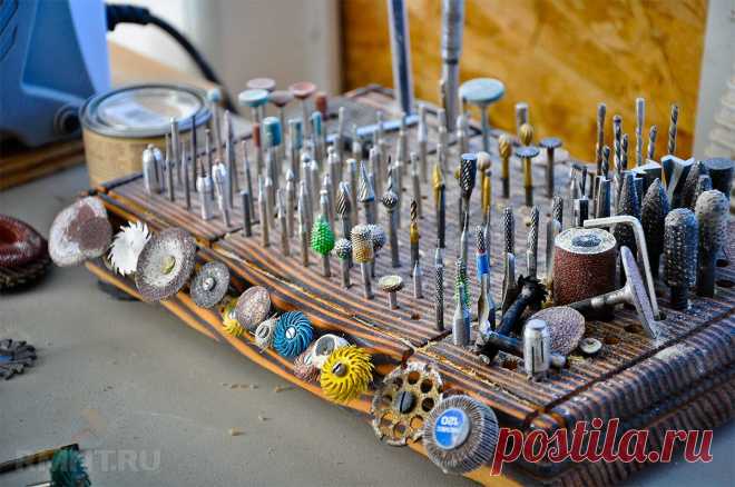 Дремель и гравёр: насадки и оснастка для домашней мастерской Ручные бормашины, которые чаще называют гравёры или дремели, позволяют выполнять внушительный спектр операций по обработке материалов разного рода. Однако полноценно реализовать потенциал такого инструмента невозможно без наличия соответствующей оснастки. Впрочем, разобраться в многообразии насадок для бормашин не составит особого труда.