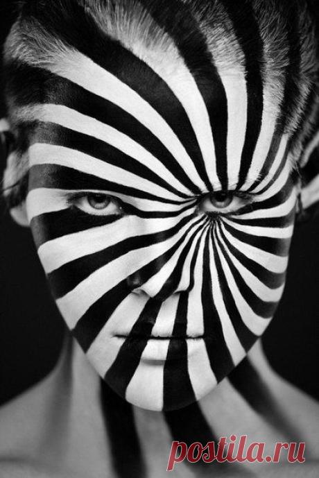 Черно-белый боди-арт в проекте «Странная красота» («Weird beauty») от Александра Хохлова и Валерии Куцан