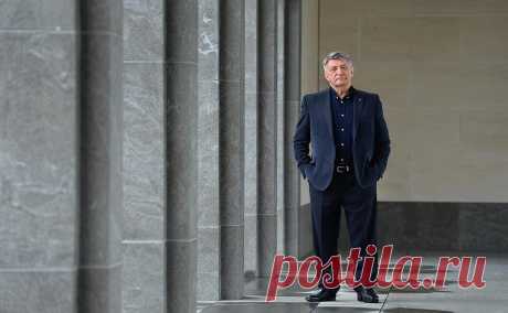 Сокуров назвал россиян и украинцев «соседями, но не родственниками». У россиян и украинцев разные внутренние культуры и темперамент, они являются только «соседями по одному историческому процессу», считает Александр Сокуров