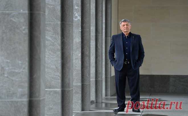 Сокуров назвал россиян и украинцев «соседями, но не родственниками». У россиян и украинцев разные внутренние культуры и темперамент, они являются только «соседями по одному историческому процессу», считает Александр Сокуров