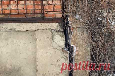 Россияне пожаловались на рассыпающийся многоквартирный дом. Жильцы многоквартирного дома в поселке Увельском Челябинской области пожаловались на то, что постройка рассыпается. Внимание на ситуацию в российском регионе обратило издание Ura.ru. Проблемное здание расположено на улице Зои Космодемьянской. По словам жильцов, постройка непригодна для проживания.
