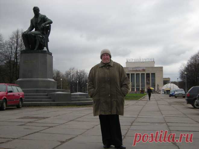 Впереди ТЮЗ имени Брянцева.