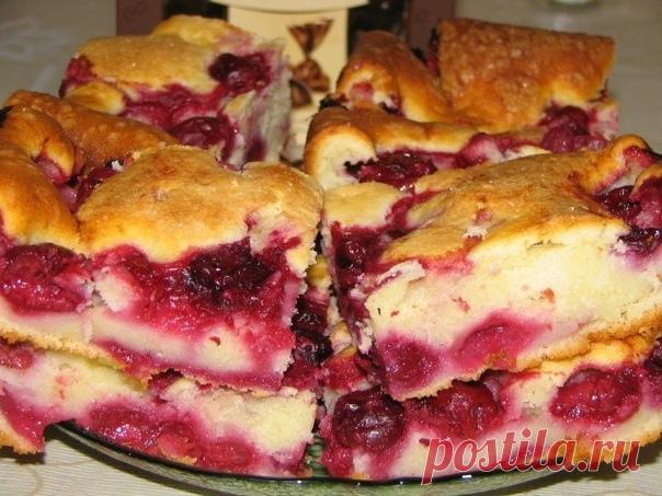 БЫСТРЫЙ ПИРОГ С ЗАМОРОЖЕННЫМИ ЯГОДАМИ

ИНГРЕДИЕНТЫ
для теста 2 яйца,1/2 ч.л. соли,1 стакан кефира или 2 натуральных йогурта,100 гр маргарина,1 ч.л. разрыхлителя,муки(тесто должно быть как густая сметана) ~ 250 гр,100 гр сахара,немного ванилина.Для начинки пакет замороженной ягоды вишни 450 гр.,сахар.

КАК ПРИГОТОВИТЬ
1.взбить масло с схаром,добавить яйца и кефир,добавить муку,ванилин,разрыхлитель

2.вылить тесто в смазанную маслом форму(у меня прямоугольная 20на 30см)вылож...