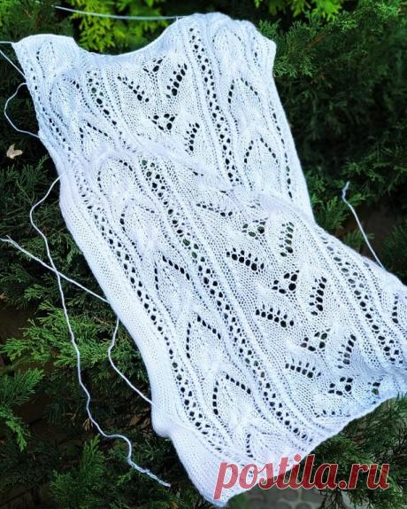 Бабушка а что ты вяжешь?..кардиган вяжу..а кому ты вяжешь?..себе ..а ты мне что нибудь свяжешь?..а что ты хочешь-я хочу платье..белое️️️три раза я его перевязывала..три..первый раз было узко..второй раз ошибка в узоре..потом я решила что пряжа не та что хотелось..пошла купила другую..связала почти весь перед и поняла что толсто..вернулась к прежнему варианту..за это время можно было два платья связать..и волшебный пендель мне просто необходим🤪🤪🤪на спинку никак не наверн...