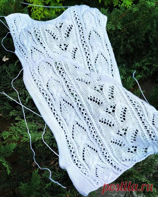 Бабушка а что ты вяжешь?..кардиган вяжу..а кому ты вяжешь?..себе ..а ты мне что нибудь свяжешь?..а что ты хочешь-я хочу платье..белое️️️три раза я его перевязывала..три..первый раз было узко..второй раз ошибка в узоре..потом я решила что пряжа не та что хотелось..пошла купила другую..связала почти весь перед и поняла что толсто..вернулась к прежнему варианту..за это время можно было два платья связать..и волшебный пендель мне просто необходим🤪🤪🤪на спинку никак не наверн...