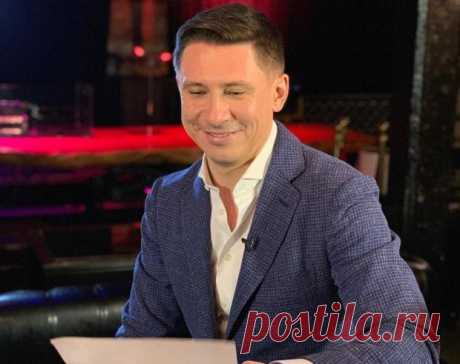 Тимур Батрутдинов в розовом халате и под зонтом встретил осень с Павлом Деревянко