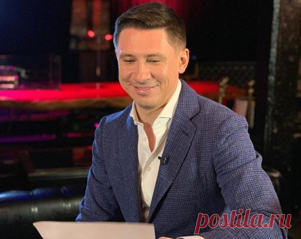 Тимур Батрутдинов в розовом халате и под зонтом встретил осень с Павлом Деревянко