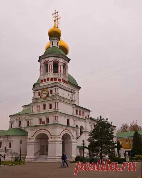 В Николо-Перервенском монастыре.
1. Никольский собор (с нижней церковью Сергия Радонежского), соединённый галереей-папертью с ярусной Успенской церковью-колокольней (1696—1700 гг.);  
/ Лилия Болдырева‎ 
to  Фотопутешествия  |  Facebook