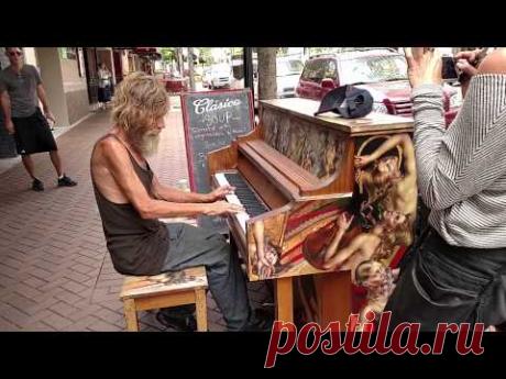 Пальцы этого бездомного пианиста касаясь клавиш рождали печальную и волшебную мелодию…