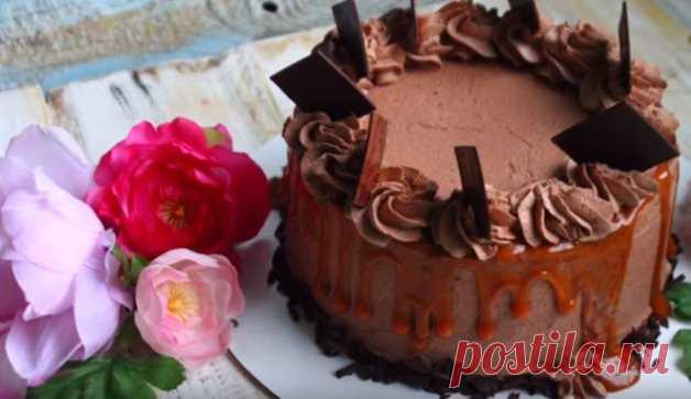 Торт брауни с карамелью
Брауни: 
200 гр. горького шоколада 
4 яйца 
150 гр. сахара 
150 гр. сливончого масла 
1 ч.л.разрыхлителя теста 
Щепотка соли 
180 гр. муки 
 
Шоколадный крем: 
500 мл. жирных сливок 33% 
200 гр. растопленного горького шоколада 
 
Соленая карамель: 
120 гр. сахара 
120 гр. сливок 33% 
90 гр. сливочного масла 
щепотка соли 
 
Для бисквита-брауни взбиваем яйца с сахаром на высокой скорости, пока масса не удвоится в размере, это примерно 5 мин. Затем растапливаем шоколад со