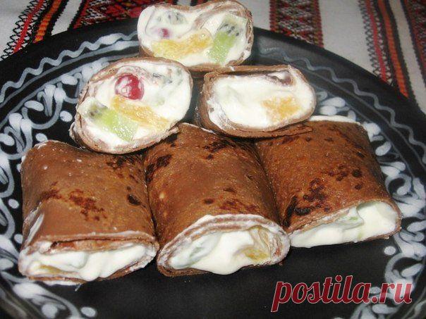 "Шоколадные блины со взбитыми сливками и фруктами".