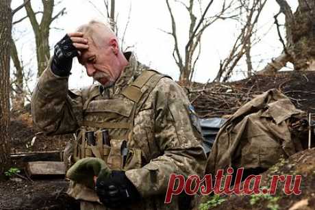 На Западе узнали о призыве в ВСУ пожилого украинца без зубов. Пожилому украинскому новобранцу не дали взять с собой на фронт зубы, пишет Economist. Издание выяснило, что мужчину вместе с односельчанами забрали столь стремительно, что у него «даже не было возможности поднять вставную челюсть». По утверждению автора материала, это «одна из худших историй о призыве».