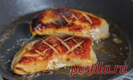 Ставим сковородку и жарим сразу без разогрева: для утки и бекона горячая сковорода вредна