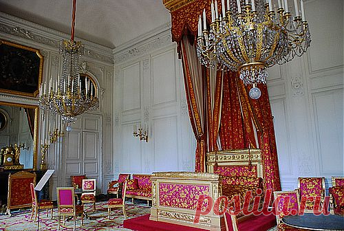 Версаль.Малый Трианон (Petit Trianon)
был подарен Людовиком XVI королеве Марии Антуанетте. Обнаруживая истинный вкус, она не портит эти помещения, рассчитанные на интимное настроение, ничем роскошным, помпезным, нарочито дорогостоящим