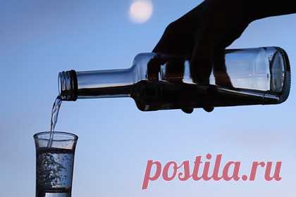 В ВШЭ оценили эффективность ингаляций водкой для защиты от COVID-19. Совет делать ингаляции водкой для того, чтобы защититься от омикрона, довольно странный, заявила директор Института экономики здравоохранения НИУ ВШЭ Лариса Попович. Эксперт отметила, что спирт, безусловно, обладает антисептическим эффектом, но не убивает вирусы при вдыхании.