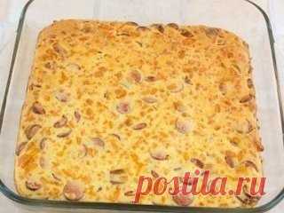 Пирог с сыром и сосисками на завтрак
Ингредиенты:
- 250 мл кефира
- 150 г муки
- 2 яйца
- 200 г сыра
- 200 г сосисок (или колбасы)
- 1 чайная ложка разрыхлителя
- соль
Приготовление:
1) Сыр натереть на крупной терке. Сосиски порезать тонкими кружочками.
2) Яйца, кефир, 1/3 чайной ложки соли смешать до однородности. Добавить разрыхлитель и муку, перемешать, чтобы не было комков.
3) Добавить сыр и сосиски, перемешать. Переложить тесто в форму, смазанную маслом (у меня форма 25х25 см).
Постав