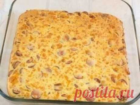 Пирог с сыром и сосисками на завтрак
Ингредиенты:
- 250 мл кефира
- 150 г муки
- 2 яйца
- 200 г сыра
- 200 г сосисок (или колбасы)
- 1 чайная ложка разрыхлителя
- соль
Приготовление:
1) Сыр натереть на крупной терке. Сосиски порезать тонкими кружочками.
2) Яйца, кефир, 1/3 чайной ложки соли смешать до однородности. Добавить разрыхлитель и муку, перемешать, чтобы не было комков.
3) Добавить сыр и сосиски, перемешать. Переложить тесто в форму, смазанную маслом (у меня форма 25х25 см).
Постав