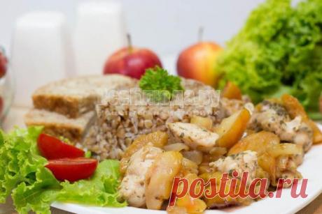 Куриное филе с яблоками и луком на сковороде | Все Блюда