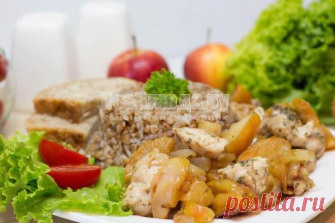 Куриное филе с яблоками и луком на сковороде | Все Блюда