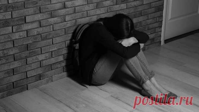 Двое мужчин совратили и изнасиловали школьницу из Петербурга. В Санкт-Петербурге ищут мужчину, подозреваемого в изнасиловании школьницы. Другой участник преступления уже задержан, передает "Фонтанка.ру". По делу о групповом изнасиловании несовершеннолетней правоохранители задержали ...