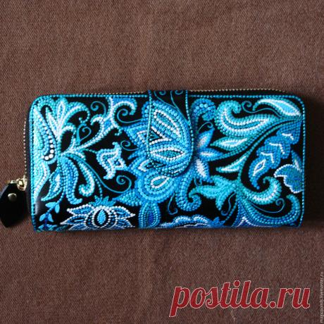 Купить Кошелек-клатч  женский " Дивный сад (синий) " . Точечная роспись  в интернет магазине на Ярмарке Мастеров Купить или заказать Кошелек-клатч  женский &quot; Дивный сад (синий) &quot; . Точечная роспись  в интернет магазине на Ярмарке Мастеров. С доставкой по России и СНГ. Материалы: натуральная кожа, акриловые контуры,&hellip;. Размер: 19х9,5х3 см