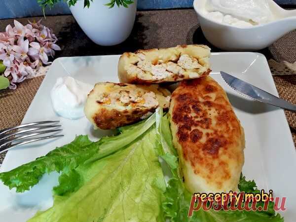 Картопляники
✅ Ингредиенты:
▫️ очищенный картофель – 1 кг;
▫️ яйца С 1 – 2 шт;
▫️ мука пшеничная – 50 г.
Начинка:
▫️ мясной фарш – 300 г;
▫️ лук белый – 60 г;
▫️ морковь – 50 г;
▫️ соль, перец, растительное масло для обжаривания.