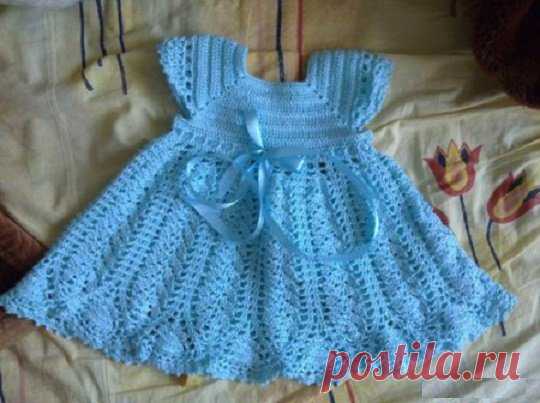 Ажурное голубое платье для новорожденной девочки крючком - описание, схемы+фото