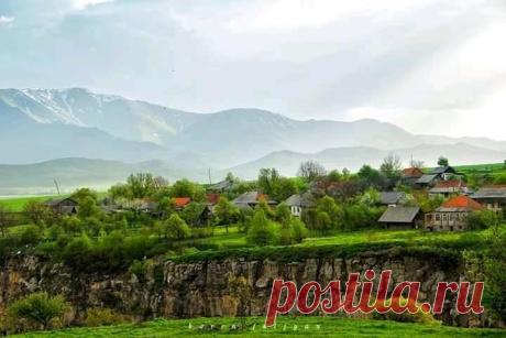 ՀՈՂ ՀԱՅՐԵՆԻ
Ուղեկիցս ծերունի էր մի բարեդէմ
Կողքին երկու թոռներն էին թուխ ու սիրուն
Երբ իմացաւ հայ եմ՝դէմքի բարին արդէն
Դարձաւ մի տաք երջանկութիւն
ԱյնուհետեւՄոսկւայից մինչ Երեւան
Նա խօսում էր,ապա լսում,լսում սիրով
Շաբաթներով ջրի կարօտ մարդու նման
Հայերենը ըմբոշխնելով
Ոսկերիչ էր’Ադանացի
Ալիքները նրան Փարիզ էին նետել
Ապրում է լա’ւ’Ոսկերիչի ոսկի՜ձեռքեր
Ուրէլ լինեն՝չեն ծանգոտի
Բայց ինչ օգուտ,ծերը նայում էթոռներին
Ուձայնի մէջ կարծեսթէ ծուխ է խտանում
Խորթանո՜ւմ են զաւակները,ձեռքից գնում