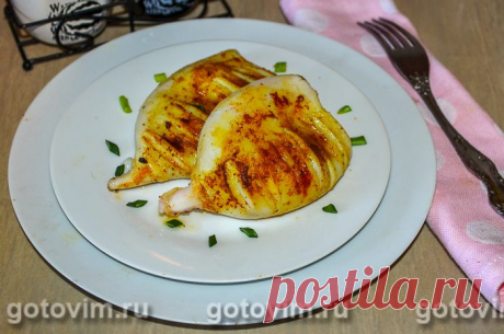 Жареные кальмары на гриле (или сковороде). Рецепт с фото Способов приготовления кальмаров множество. Этот рецепт жареных кальмаров подходит как для гриля, так и для сковороды. Как обычно, тушки очищают от пленки, промывают, удаляют хорду, а затем натирают ароматным сливочным маслом с добавлением сладкой паприки, куркумы, пряных трав и соли. Для приготовления в домашних условиях удобнее покупать потрошенных замороженных кальмаров, но можно купить небольших свежих кальмаров с щупальцами.
 


