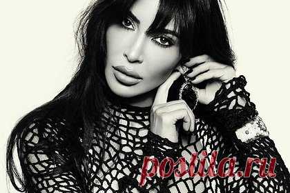 Ким Кардашьян снялась в прозрачном платье для Vogue. Американская телезвезда Ким Кардашьян снялась в откровенном образе для глянцевого журнала Vogue Italia. На размещенном черно-белом снимке 42-летняя знаменитость позирует перед камерой в облегающем платье, оформленном кружевами. Видно, что сквозь прозрачную ткань наряда просвечивают нижнее белье и чулки.