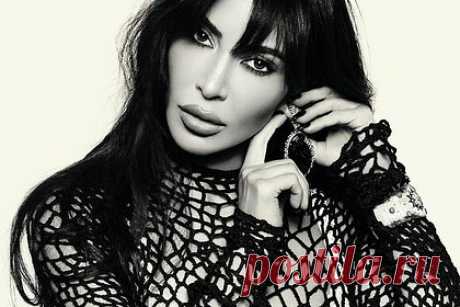 Ким Кардашьян снялась в прозрачном платье для Vogue. Американская телезвезда Ким Кардашьян снялась в откровенном образе для глянцевого журнала Vogue Italia. На размещенном черно-белом снимке 42-летняя знаменитость позирует перед камерой в облегающем платье, оформленном кружевами. Видно, что сквозь прозрачную ткань наряда просвечивают нижнее белье и чулки.