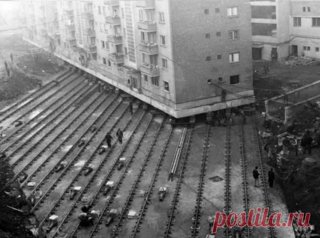 25 редких исторических фотографий, от которых захватывает духПеремещение 7600-тонного многоквартирного жилого здания, чтобы проложить бульвар в румынском городе Алба-Юлия, 1987 год. 

Источник: http://www.adme.ru/tvorchestvo-fotografy/25-redkih-istoricheskih-fotografij-ot-kotoryh-zahvatyvaet-duh-803310/ © AdMe.ru