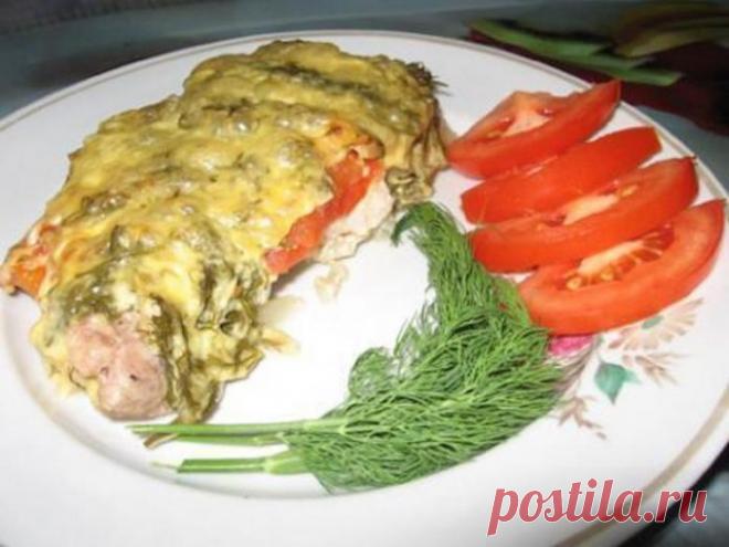 Результат поразил меня самого. Очень, очень сочное и вкусное мясо! Ингредиенты: (на форму 28×18 см., 3 порции) 3 эскалопа (или отбивных) 2 помидорки 2 репчатых луковицы 150 гр....