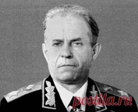Гибель маршала Ахромеева: какие остались вопросы 24 августа 1991 года ушёл из жизни советский маршал Сергей Ахромеев, одни из самых выдающихся военачальников позднего СССР. По официальной версии, находясь в депрессии из-за политических событий, он покончил жизнь самоубийством в своём кабинете в Кремле. Однако с этим согласны далеко не все исследователи, которые указывают на несостыковки в деле.