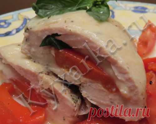 Куриная грудка, фаршированная печеным перцем, моцареллой и свежим базиликом