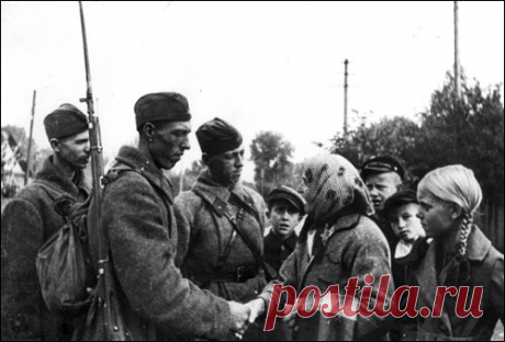 Где советских солдат-освободителей встречали хуже всего Далеко не на всех территориях, очищенных от немецко-фашистских войск, местное население встречало войска Красной Армии с распростертыми объятиями: освободителей считали «красными оккупантами», пришедшими навязывать свой, чуждый аборигенам, миропорядок.