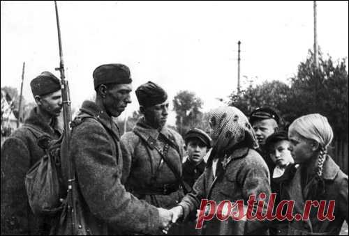Где советских солдат-освободителей встречали хуже всего Далеко не на всех территориях, очищенных от немецко-фашистских войск, местное население встречало войска Красной Армии с распростертыми объятиями: освободителей считали «красными оккупантами», пришедшими навязывать свой, чуждый аборигенам, миропорядок.