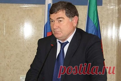 У бывшего министра из Дагестана отсудили десятки тысяч рублей за долги по ЖКУ. Администрация главы Дагестана отсудила у бывшего министра сельского хозяйства и продовольствия республики Батала Баталова десятки тысяч рублей за долги по счетам за служебную квартиру. Чиновник задолжал по ЖКУ 77 тысяч рублей. Власти республики обратились в суд, после чего деньги списали со счета Баталова.