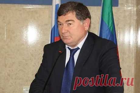 У бывшего министра из Дагестана отсудили десятки тысяч рублей за долги по ЖКУ. Администрация главы Дагестана отсудила у бывшего министра сельского хозяйства и продовольствия республики Батала Баталова десятки тысяч рублей за долги по счетам за служебную квартиру. Чиновник задолжал по ЖКУ 77 тысяч рублей. Власти республики обратились в суд, после чего деньги списали со счета Баталова.
