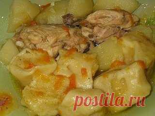 Штрудли с мясом и картошкой - объедение!
Для начала, замешиваем не особо крутое тесто. В него идет одно яйцо, стакан теплой воды, пара ложек растительного масла и немного соли. Точное количество муки сказать затрудняюсь - все по ощущениям.
Готовое тесто накрываем пленкой и оставляем немного отдохнуть. Тем временем, в казанке обжариваем свиные ребрышки, до розовой корочки.
Нарезаем картофель, достаточно крупными дольками
К ребрам добавляем нарезанный крупной соломкой репчатый лук. Перемешиваем
Ту