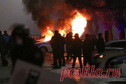 Президент Казахстана ввел режим ЧП в еще одной области. Президент Казахстана Касым-Жомарт Токаев ввел режим чрезвычайного положения (ЧП) в Алматинской области. Он предполагает комендантский час с 23:00 до 7:00. Комендантом региона назначен начальник департамента полиции Алматинской области Серик Кудебаев. Ранее режим ЧП ввели в Мангистауской области.