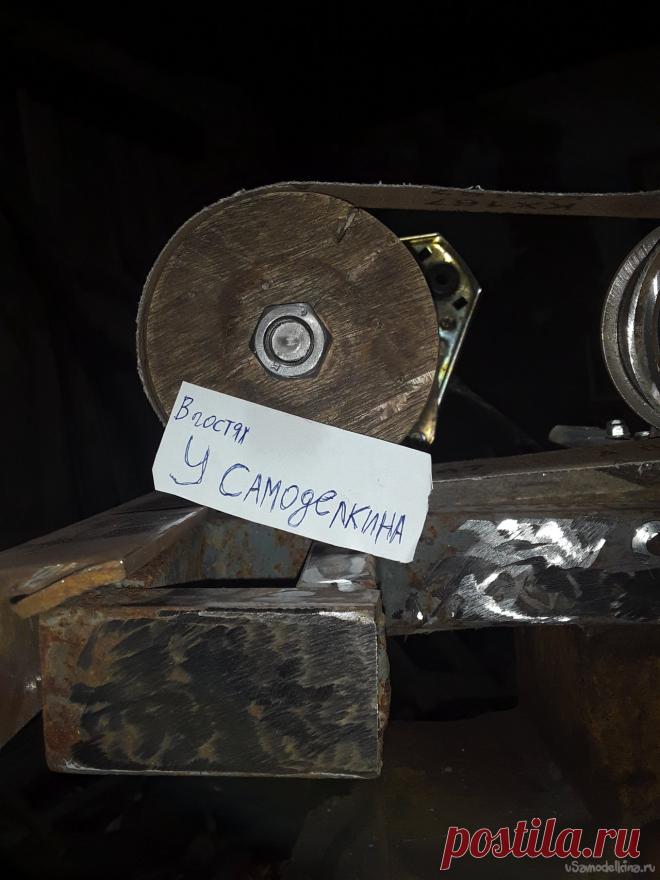 Горизонтальный Гриндер Всем здравствуйте. Очень часто при работе на своем Грин дере приходится работать на верхнем ролике как и для шлифовки спусков, так и при обработке плоскости. Раньше шлифовал спуски линзе видные с приспособлением на точиле с круглым абразивом это удобно не спорю, но потом очень много временно уходит