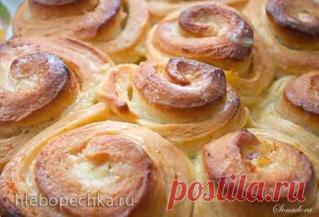 Апельсиновые булочки с пропиткой Дрожжи смешать с мукой (2 ст. л муки из общего количества оставить), добавить теплое молоко, сливки, соль, сахар, яйцо, апельсиновый сок и начать замес. Как только вся мука равномерно увлажнится и тесто собирется в едины