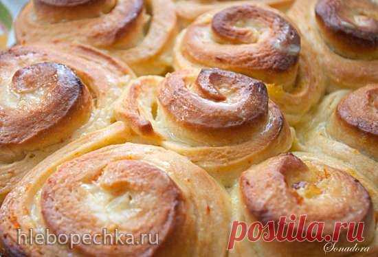 Апельсиновые булочки с пропиткой Дрожжи смешать с мукой (2 ст. л муки из общего количества оставить), добавить теплое молоко, сливки, соль, сахар, яйцо, апельсиновый сок и начать замес. Как только вся мука равномерно увлажнится и тесто собирется в едины