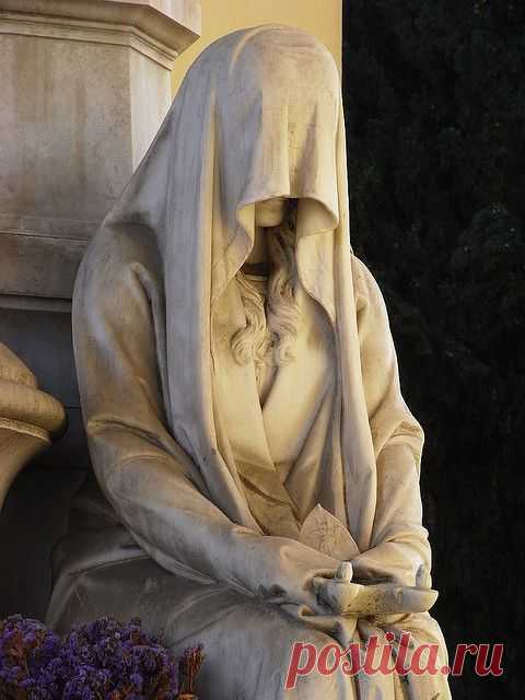 *Плакальщица*. на могиле.