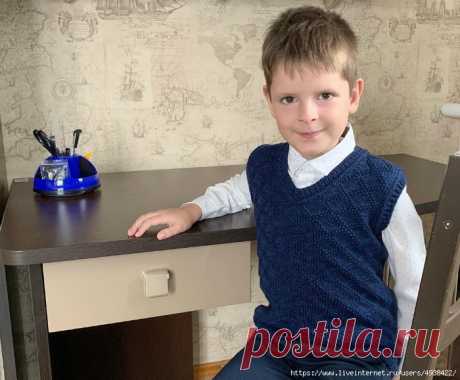 Вязаный жилет "School" спицами.