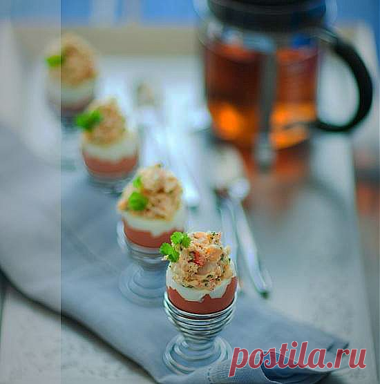 Яйца с креветками и кориандром