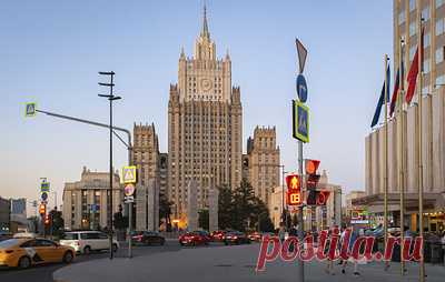 РФ выступит против политизации экономических контактов на встрече шерп G20. Посол по особым поручениям МИД России Марат Бердыев отметил, что в ходе встречи шерпы будут вынуждены затронуть геополитическую проблематику "с подачи подстрекаемых США и англосаксами западных членов"